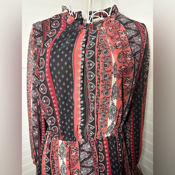 Boutique Long Sleeve Paisley Dress - Picture 3 of 7